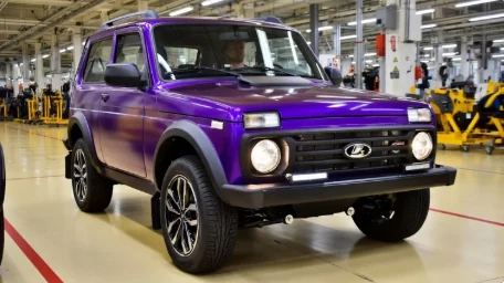 Same Niva rendered in Super Chrome Purple Satin, front view